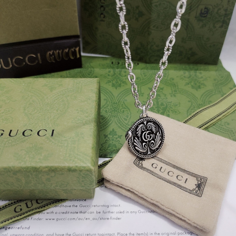 G*u*i necklaces